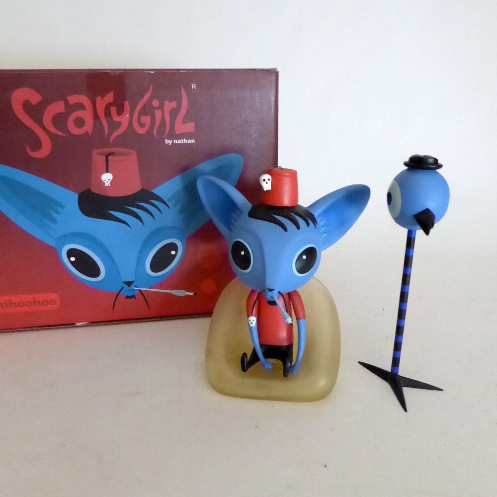 NEW 2004 SCARY GIRL CHIHUAHUA DOG & BIRD DESIGNER VINYL COLLECTIBLE FIGURE SET